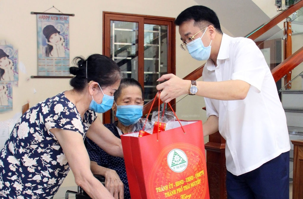Tp Thái Nguyên: Tặng trên 3.600 suất quà cho gia đình chính sách, người có công