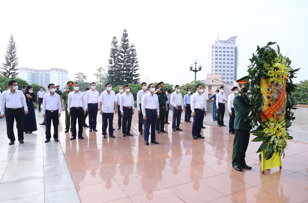 Dâng hương tưởng niệm các Anh hùng liệt sĩ