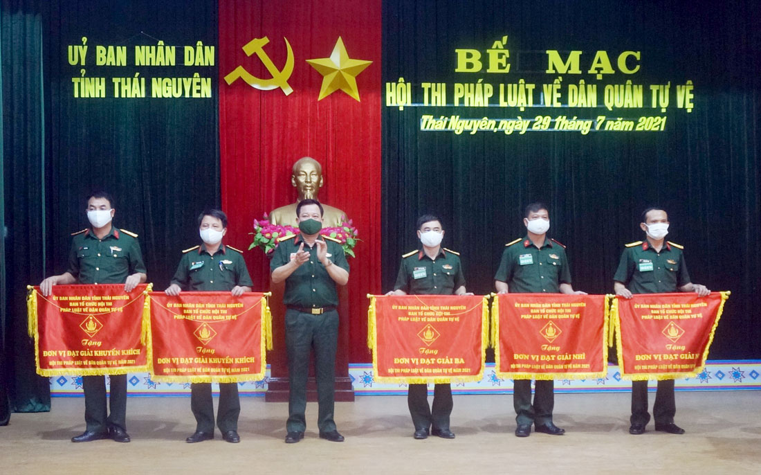 Khen thưởng 31 tập thể, cá nhân đạt thành tích cao