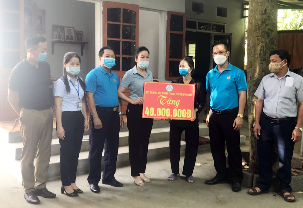 Trao tiền hỗ trợ người có công thuộc diện nghèo
