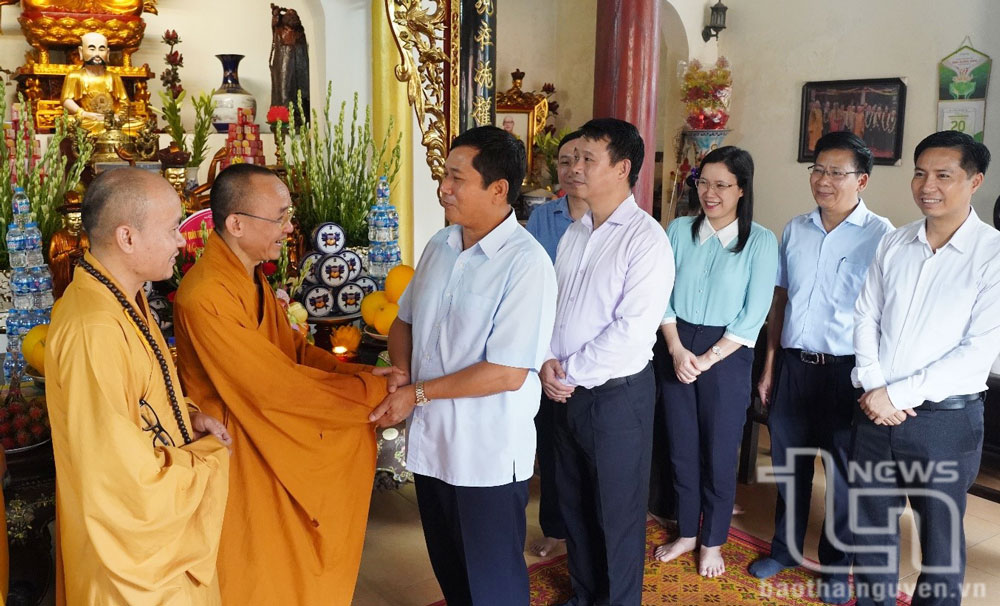 Củng cố hệ thống chính trị cơ sở vùng tôn giáo