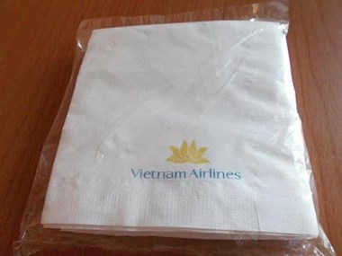 Phát hiện cơ sở sản xuất giấy ăn giả nhãn hiệu Vietnam Airlines