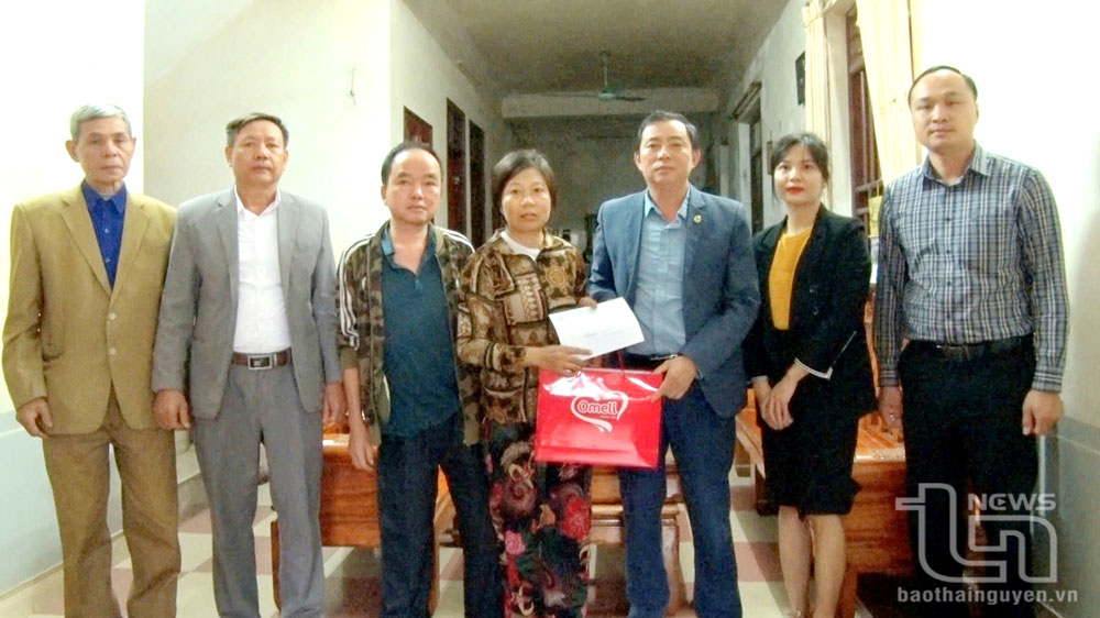 Thăm, tặng quà gia đình các nạn nhân bị tai nạn giao thông