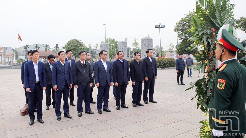 Dâng hương tưởng niệm 60 liệt sĩ thanh niên xung phong Đại đội 915