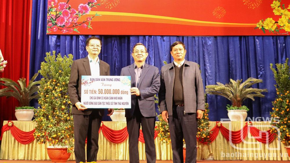 Đồng chí Trưởng Ban Dân vận Trung ương tặng quà tại Thái Nguyên