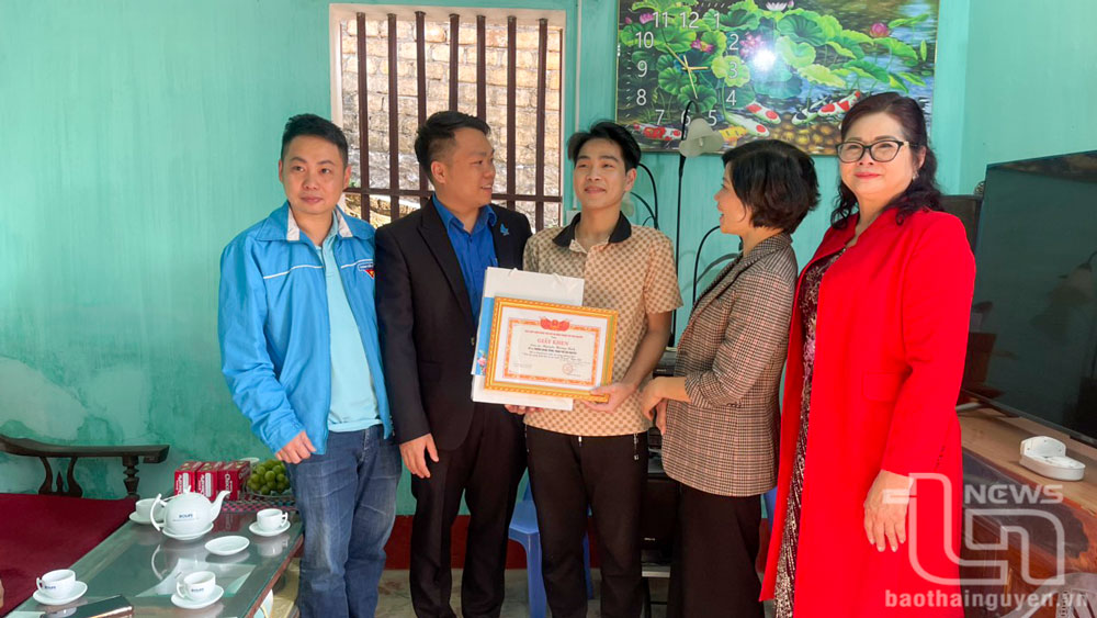 Tân binh sẵn sàng lên đường tòng quân