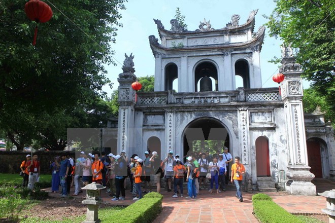 Tháo dỡ điện thờ xây trái phép tại hồ Văn Văn Miếu-Quốc Tử Giám
