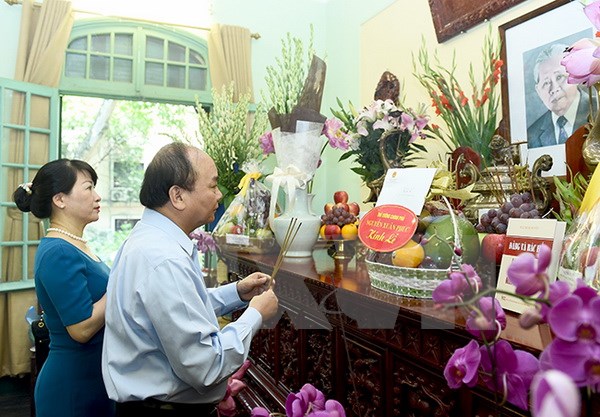 Thủ tướng Nguyễn Xuân Phúc dâng hương tưởng niệm Tổng Bí thư Lê Duẩn
