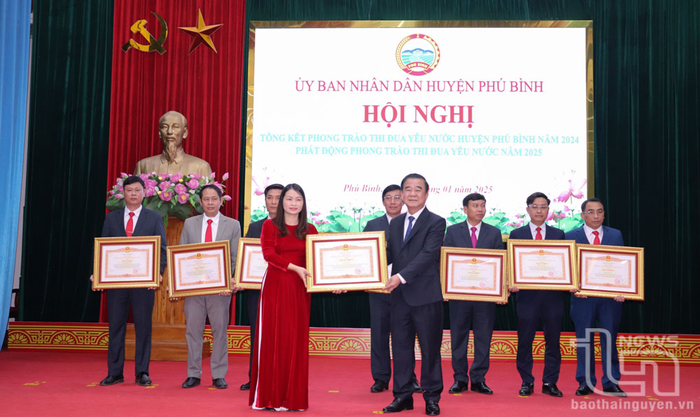 Nhiều tập thể, cá nhân được khen thưởng trong phong trào thi đua yêu nước