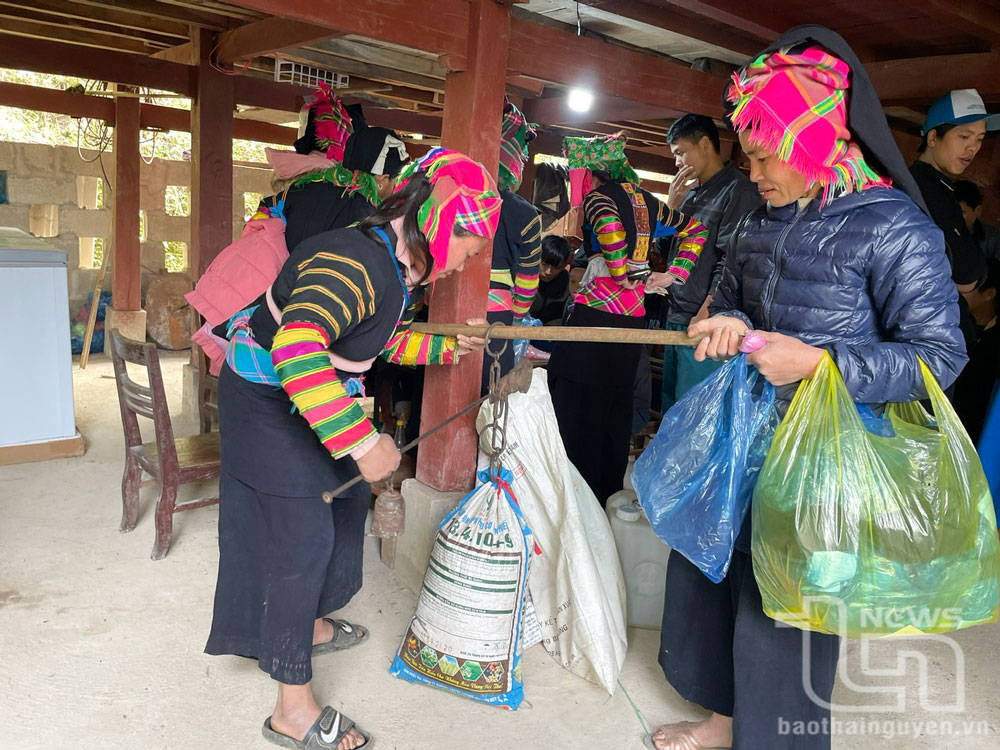 Góp lễ trong đám ma khô của người Lô Lô đen