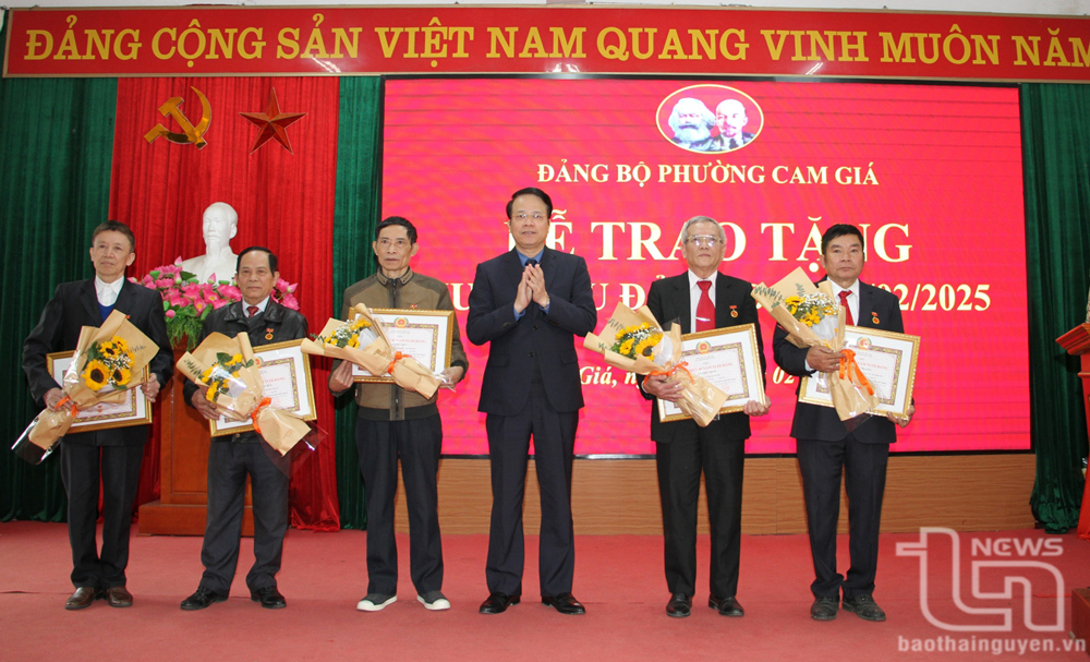 Trên 1.470 đảng viên được trao tặng, truy tặng Huy hiệu Đảng dịp 19-5