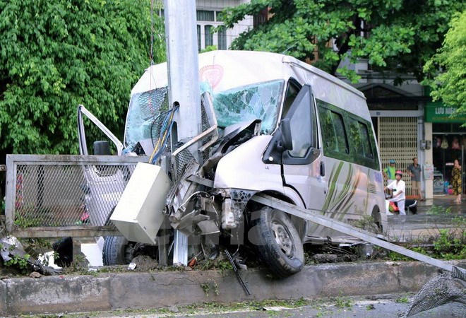 Quảng Ninh: Xe khách đâm dải phân cách, 8 người bị thương