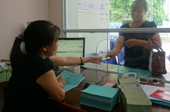 Thông tuyến bảo hiểm y tế: Mừng và lo