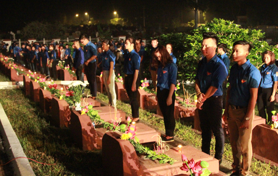 Thắp nến tri ân các Anh hùng liệt sĩ