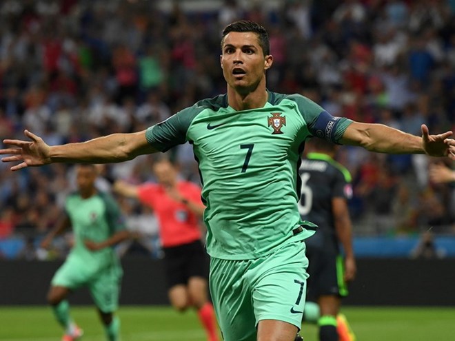 Ronaldo tỏa sáng đưa Bồ Đào Nha vào chung kết EURO 2016