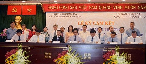VCCI hoàn tất việc ký cam kết tạo lập môi trường kinh doanh thuận lợi
