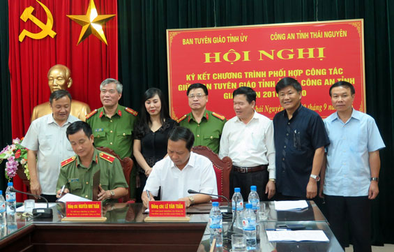 Coi trọng công tác tư tưởng, văn hoá, bảo vệ an ninh chính trị