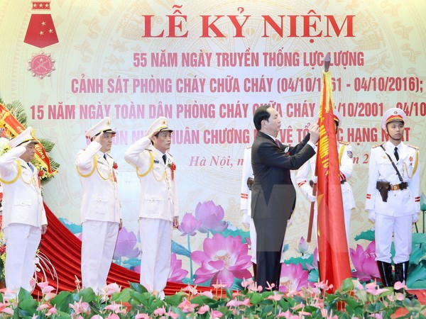 Chủ tịch nước trao huân chương cho lực lượng Phòng cháy chữa cháy