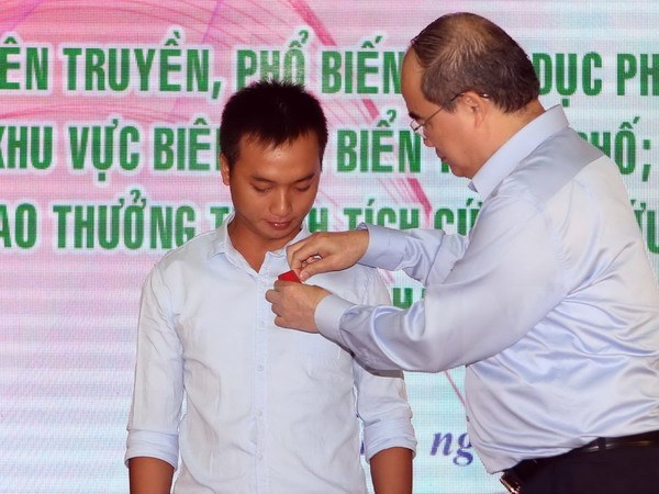 Tặng bằng khen tập thể và cá nhân cứu người vụ chìm tàu sông Hàn