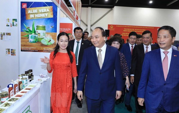 Thủ tướng thăm quan gian hàng Việt Nam tại Hội chợ FHA 2018