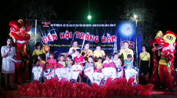 Câu lạc bộ từ thiện Thái Nguyên: Tổ chức Tết Trung thu cho các em nhỏ vùng cao