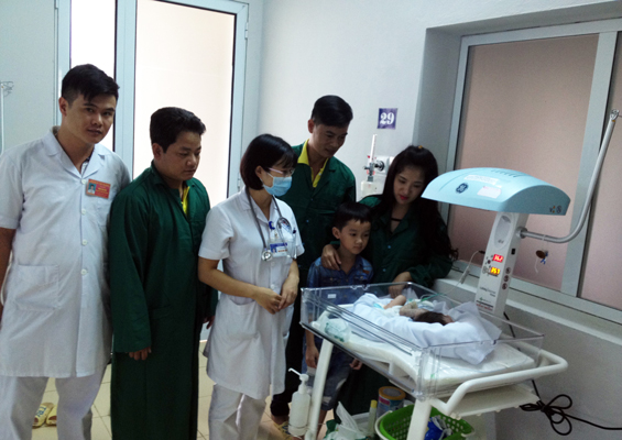 CLB Từ Thiện Thái Nguyên thăm, hỗ trợ bé gái bị bỏ rơi