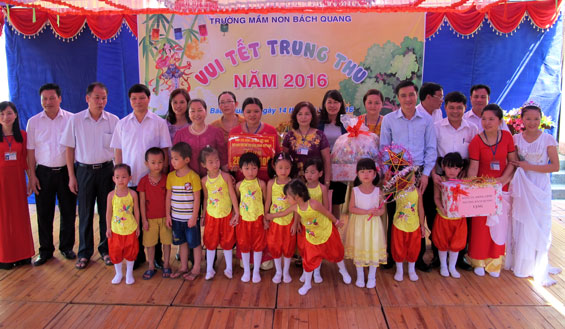 Tặng quà thiếu nhi nhân dịp Tết Trung thu