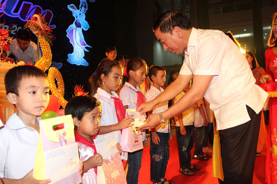 Tặng quà trẻ em trong 