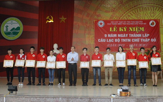 Khen thưởng 13 cá nhân có thành tích xuất sắc trong phong trào hiến máu nhân đạo