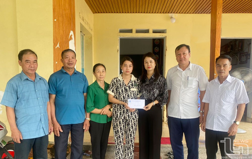 Hỗ trợ gia đình có người thiệt mạng do sạt lở đất