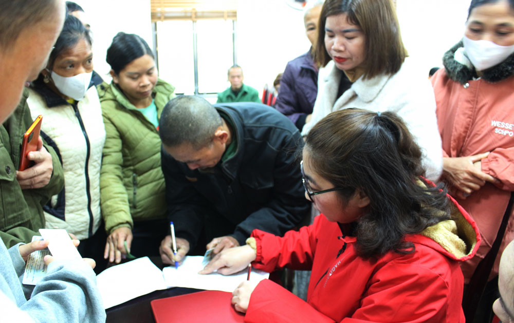 Trao 255 triệu đồng hỗ trợ 85 hộ bị thiệt hại do bão số 3