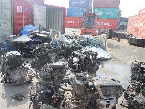 Phát hiện hàng chục động cơ ôtô cấm trong lô hàng quá cảnh