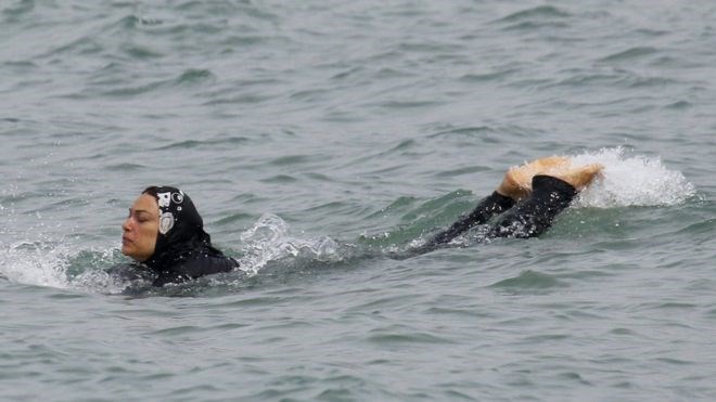 Pháp hoãn lệnh cấm mặc đồ bơi burkini của người Hồi giáo