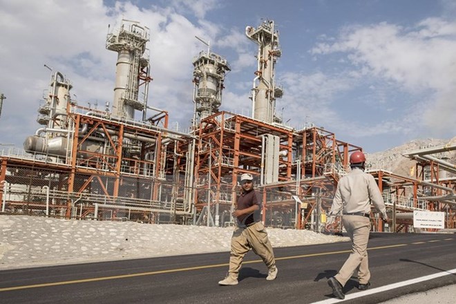 Nga và Iran ký thỏa thuận lắp đặt giàn khoan dầu trị giá 1 tỷ USD