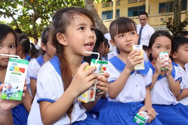 Vinamilk tăng cơ hội uống sữa cho trẻ em khó khăn