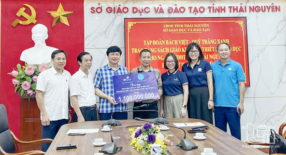 Tiếp nhận ủng hộ thiết bị, đồ dùng dạy học từ Tập đoàn Bách Việt