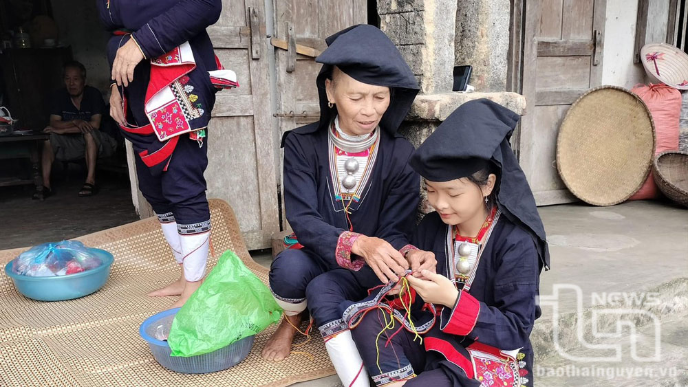 Người trẻ “giữ lửa” văn hóa truyền thống