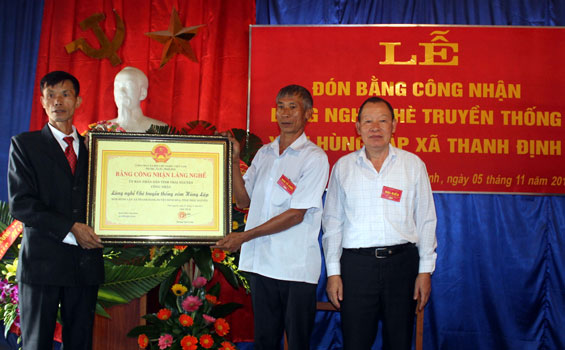 Đón Bằng công nhận Làng nghề chè truyền thống 