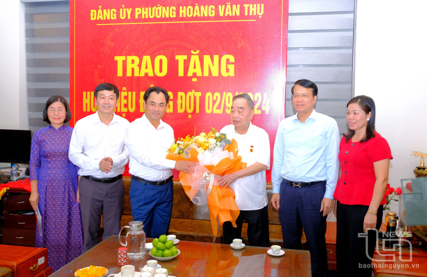 Bí thư Tỉnh ủy trao Huy hiệu 60 năm tuổi Đảng tặng đồng chí Nguyễn Ngô Hai