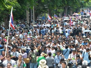Hàng nghìn người biểu tình ngoài nhà Quốc hội Thái 