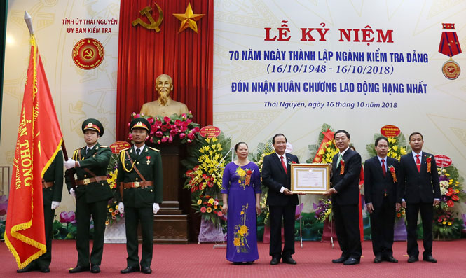 Tuyệt đối trung thành với Đảng, Nhà nước và Nhân dân 