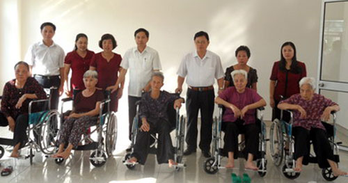 Tặng xe lăn cho người khuyết tật 