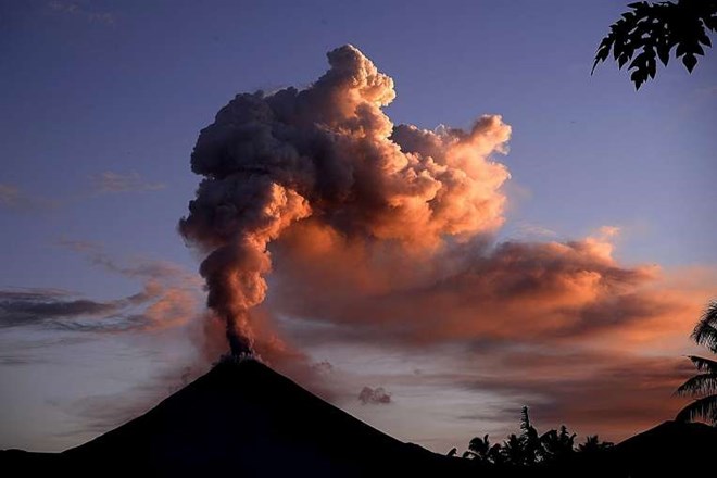 Indonesia: Núi lửa Soputan phun trào, tro bụi đạt độ cao 12,8km