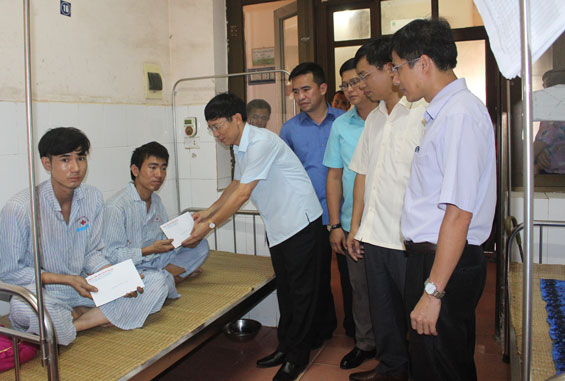 Trao tiền hỗ trợ 4 nạn nhân trong vụ nổ lò luyện thép
