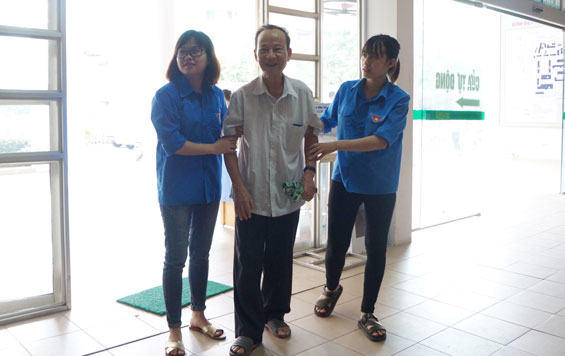Thanh niên tình nguyện tiếp sức cho người bệnh