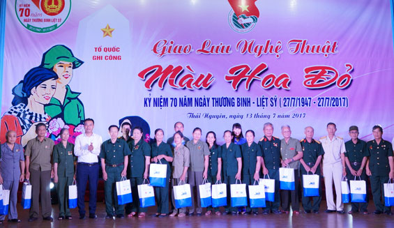 Chương trình giao lưu nghệ thuật “Màu hoa đỏ”