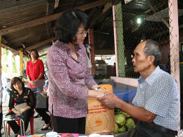 Phó Chủ tịch nước thăm, tặng quà gia đình chính sách tại huyện Côn Đảo