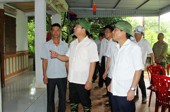Lãnh đạo tỉnh kiểm tra tình hình sụt lún tại Trại Cau