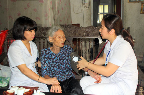Khám chữa bệnh và tặng quà cho 5 Mẹ Việt Nam Anh hùng