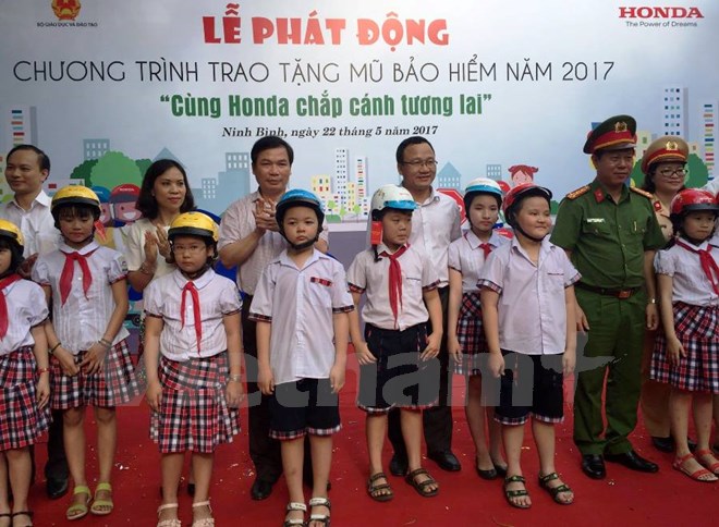 Honda trao tặng 20.000 mũ bảo hiểm đạt chuẩn cho học sinh toàn quốc